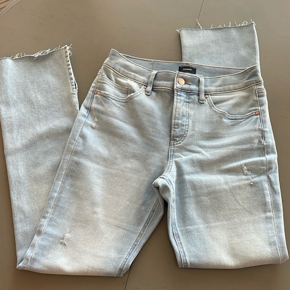 Express Mid Rise Light Wash Raw Hem Skyscraper Jeans
Women’s 6 Short